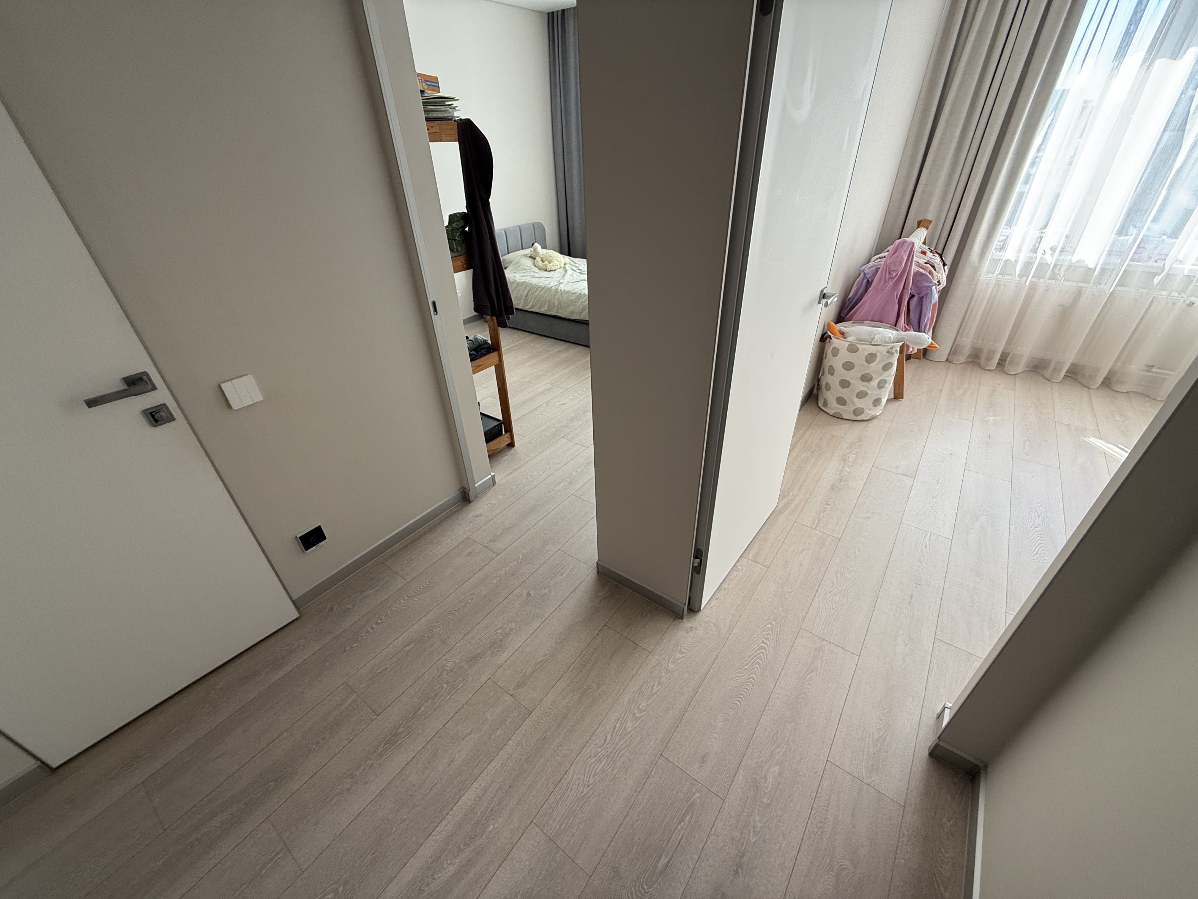 Светлый MSPC ламинат в коридоре